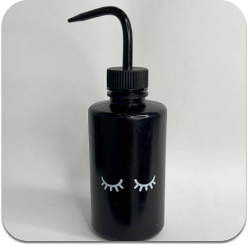 DISPENSADOR DE AGUA CON DISEÑO DE PESTAÑAS