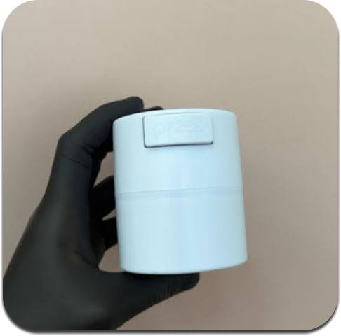 TANQUE DE CARBONO “BLANCO, NEGRO Y ROSA” – Contenedor hermético para adhesivo de pestañas